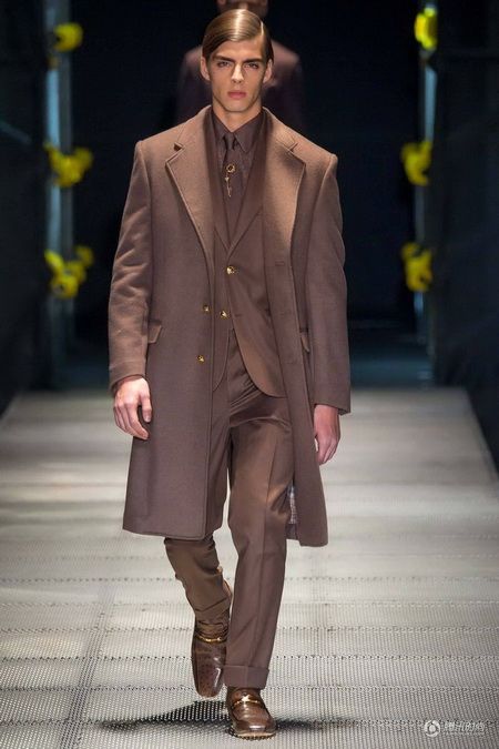 Versace 2015秋冬男装 穿上女生的超短裙